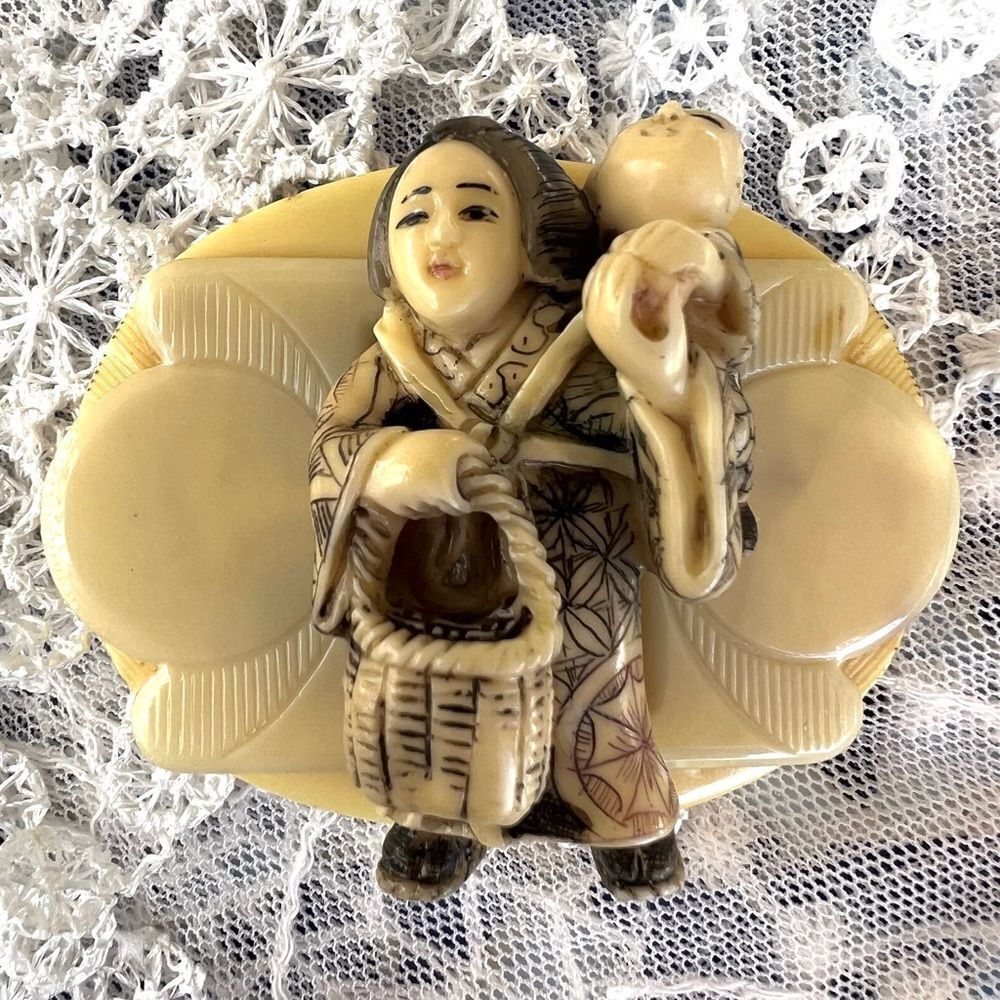 Vintage Japanese Netsuke Style Resin Mother & Child Figures - Picture 11 of 11